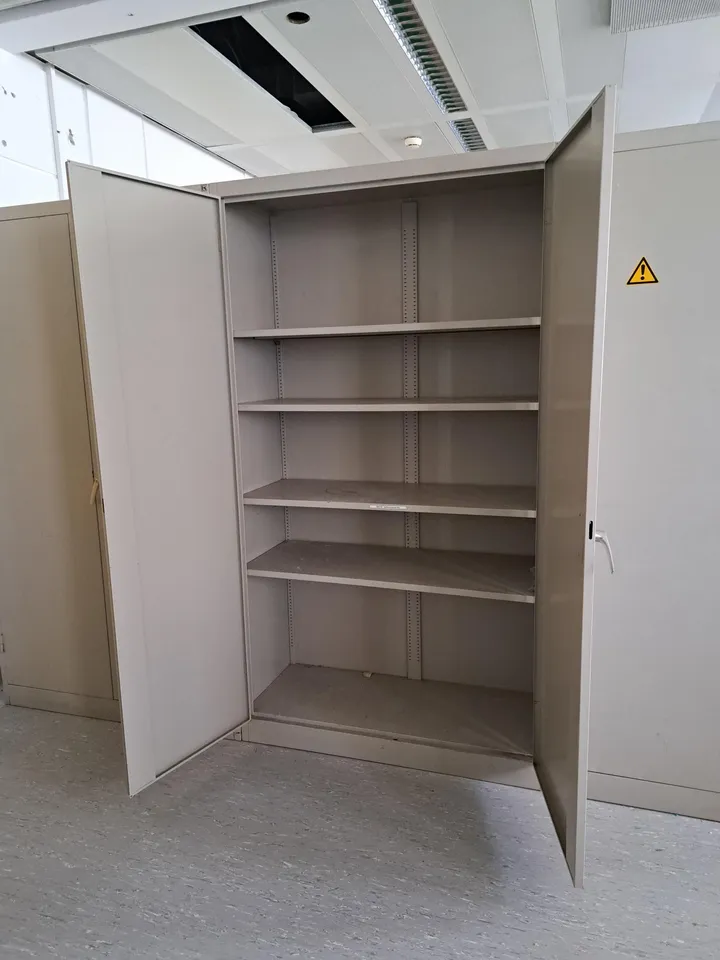 Metallschrank Maße in cm ca.: 120 x 50 x 213